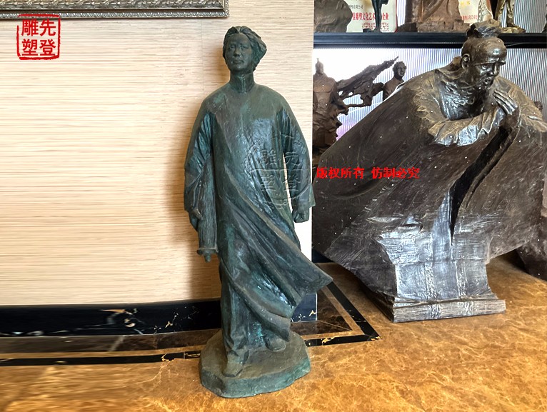 《毛澤東》雕塑長(zhǎng)42cm��?0cm��?00cm1.jpg
